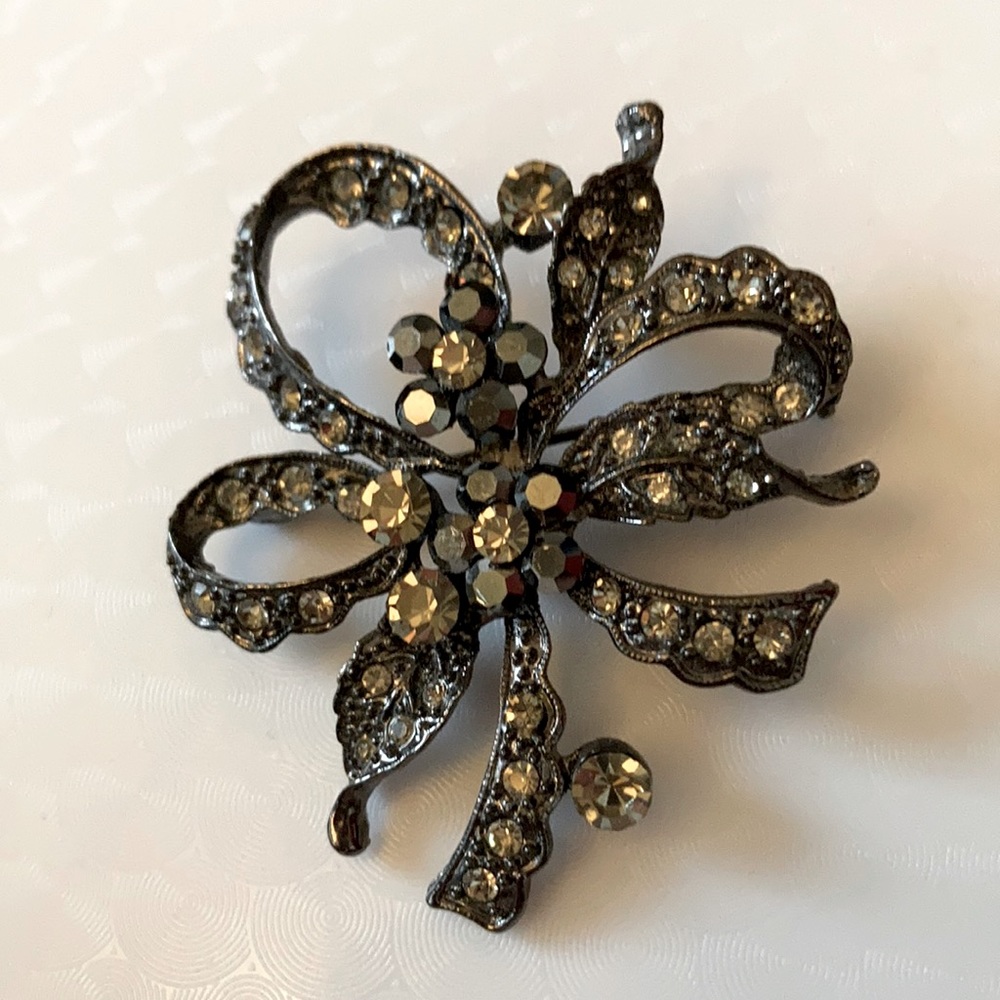 Costume jewelry pin- rhinestones. Floral details
